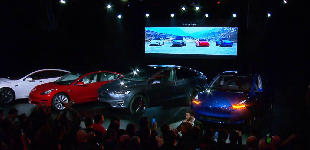 Tesla Model Y ved siden af deres Model X og model 3